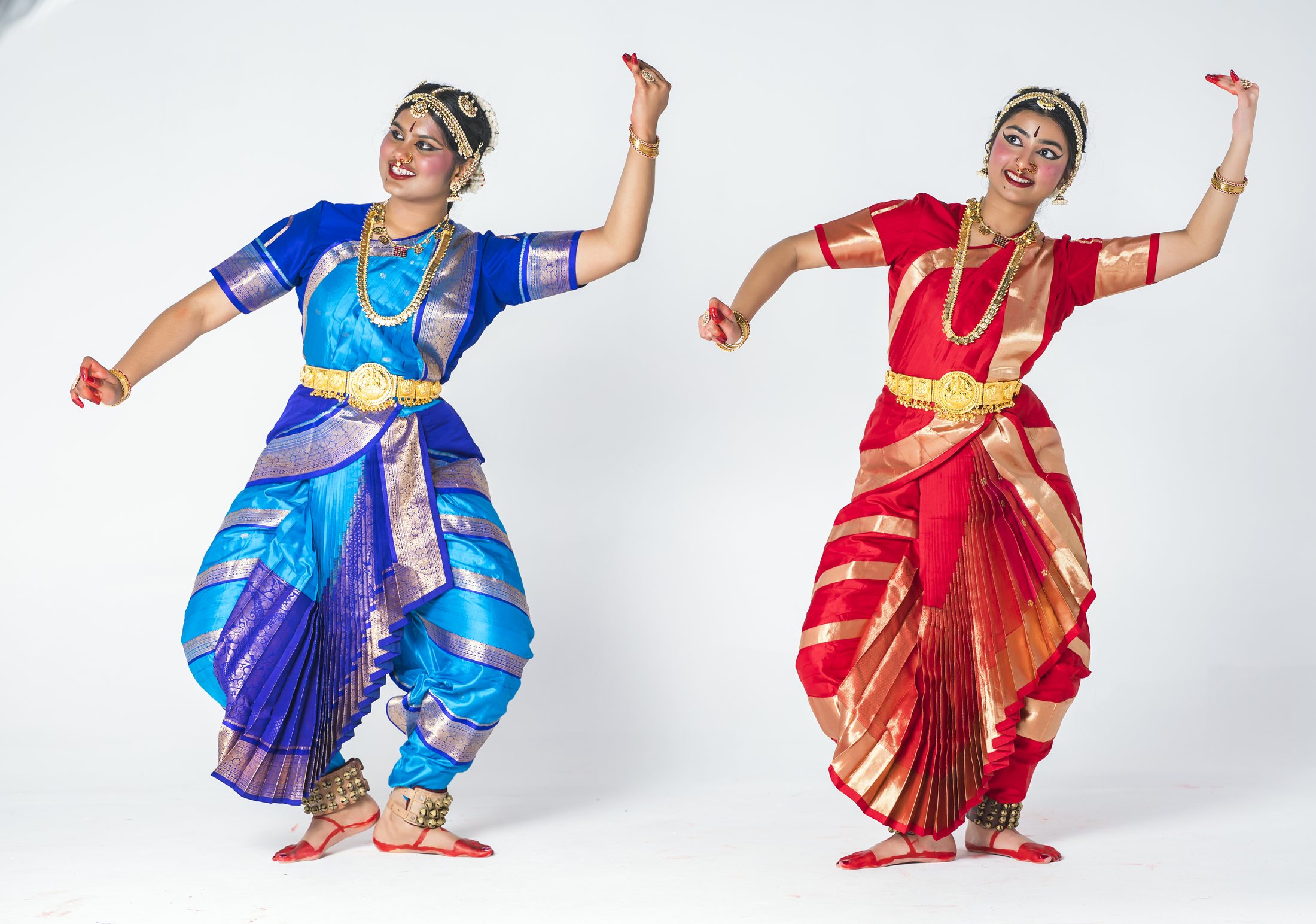 Aadhya and Thanvi standing in Bharatanatyam pose
