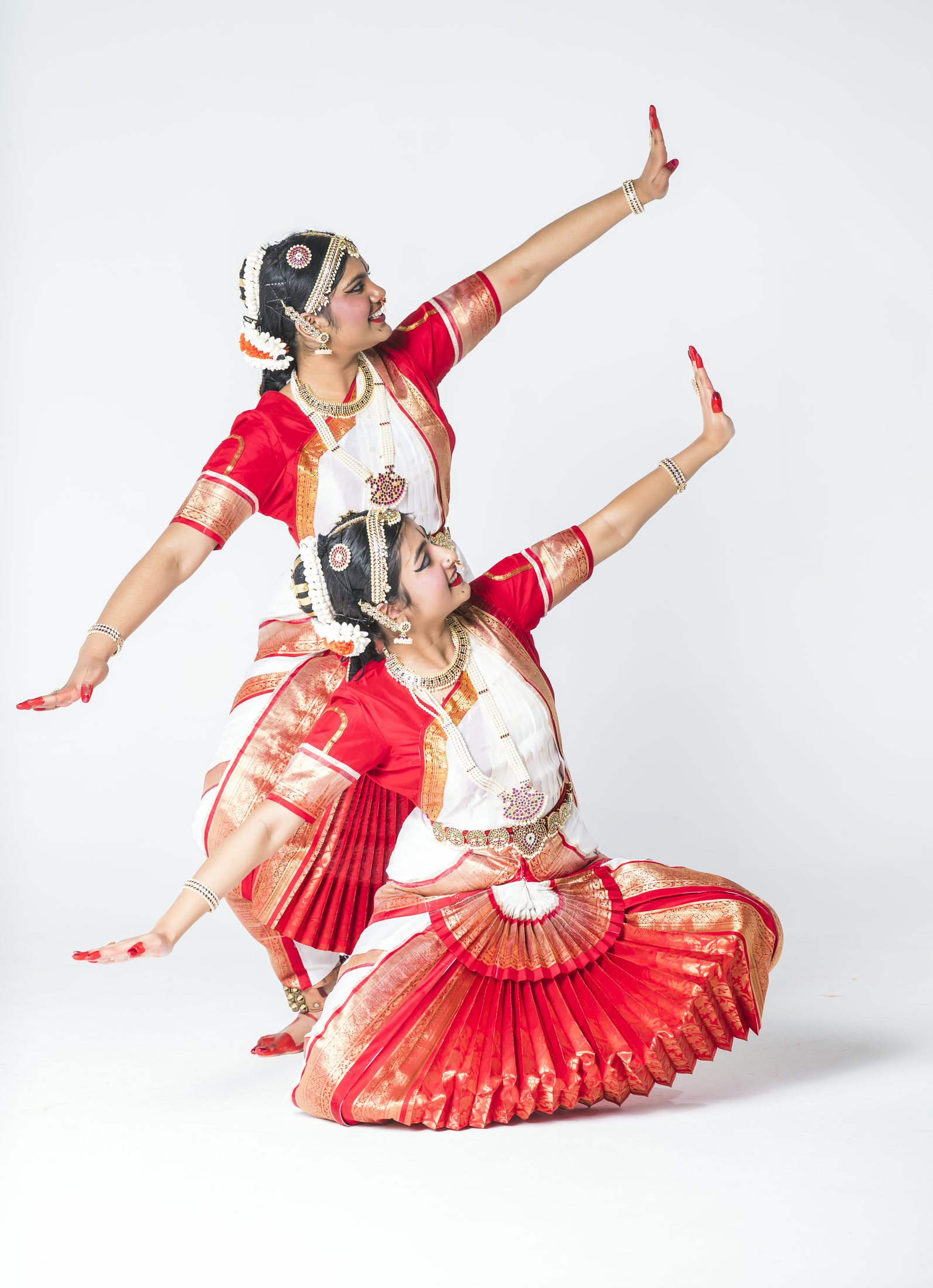 Aadhya and Thanvi in Bharatanatyam pose